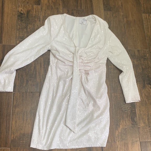 Long Sleeve Sequin Minidress
ONE33 SOCIAL - Picture 12 of 16